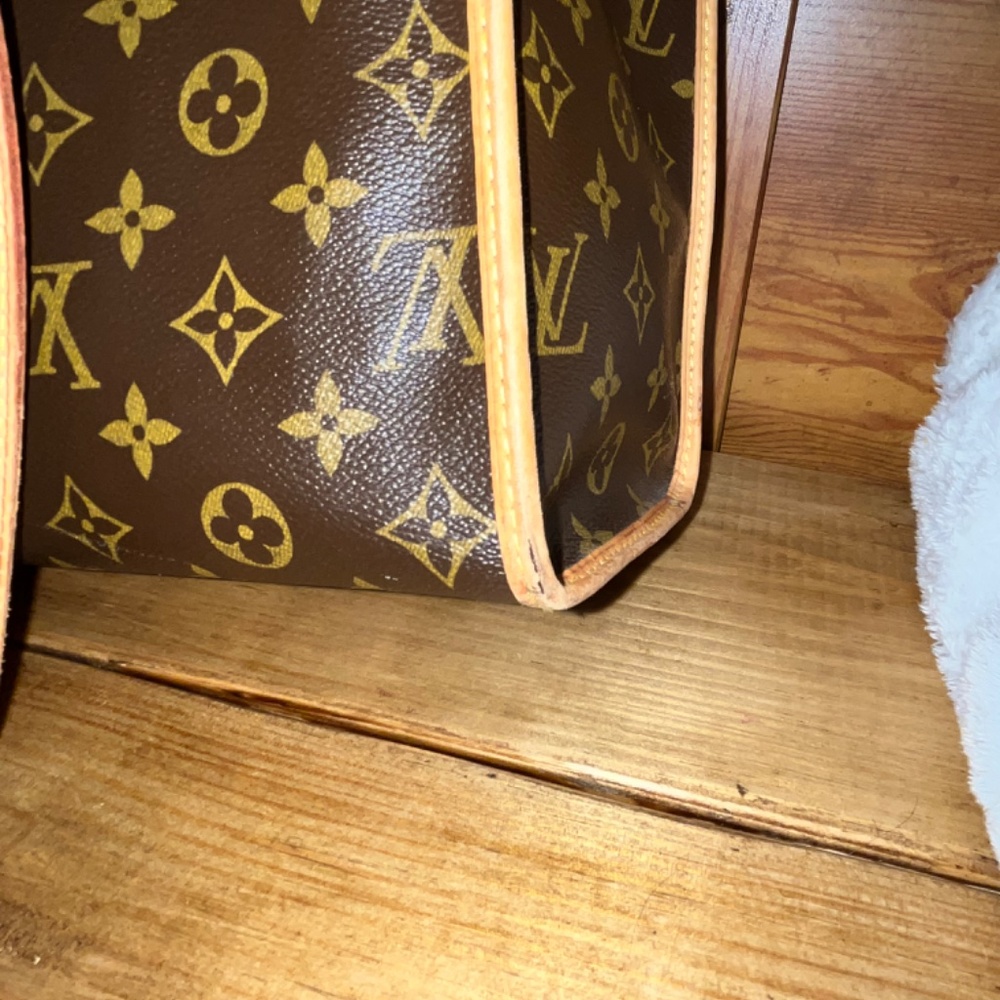 Louis Vuitton Purse - Picture 3 of 9